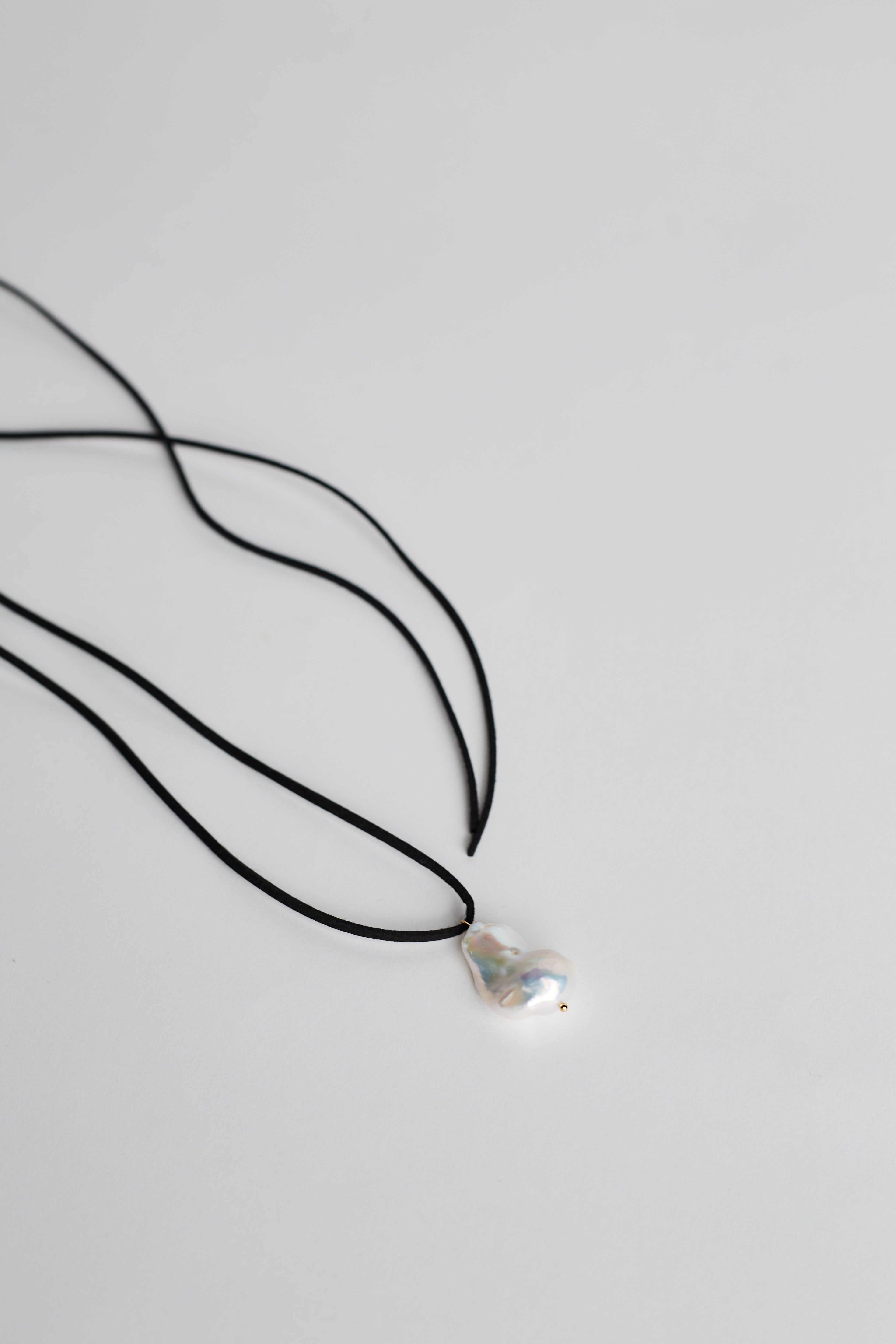 BLACK CORD WITH BAROQUE PEARL