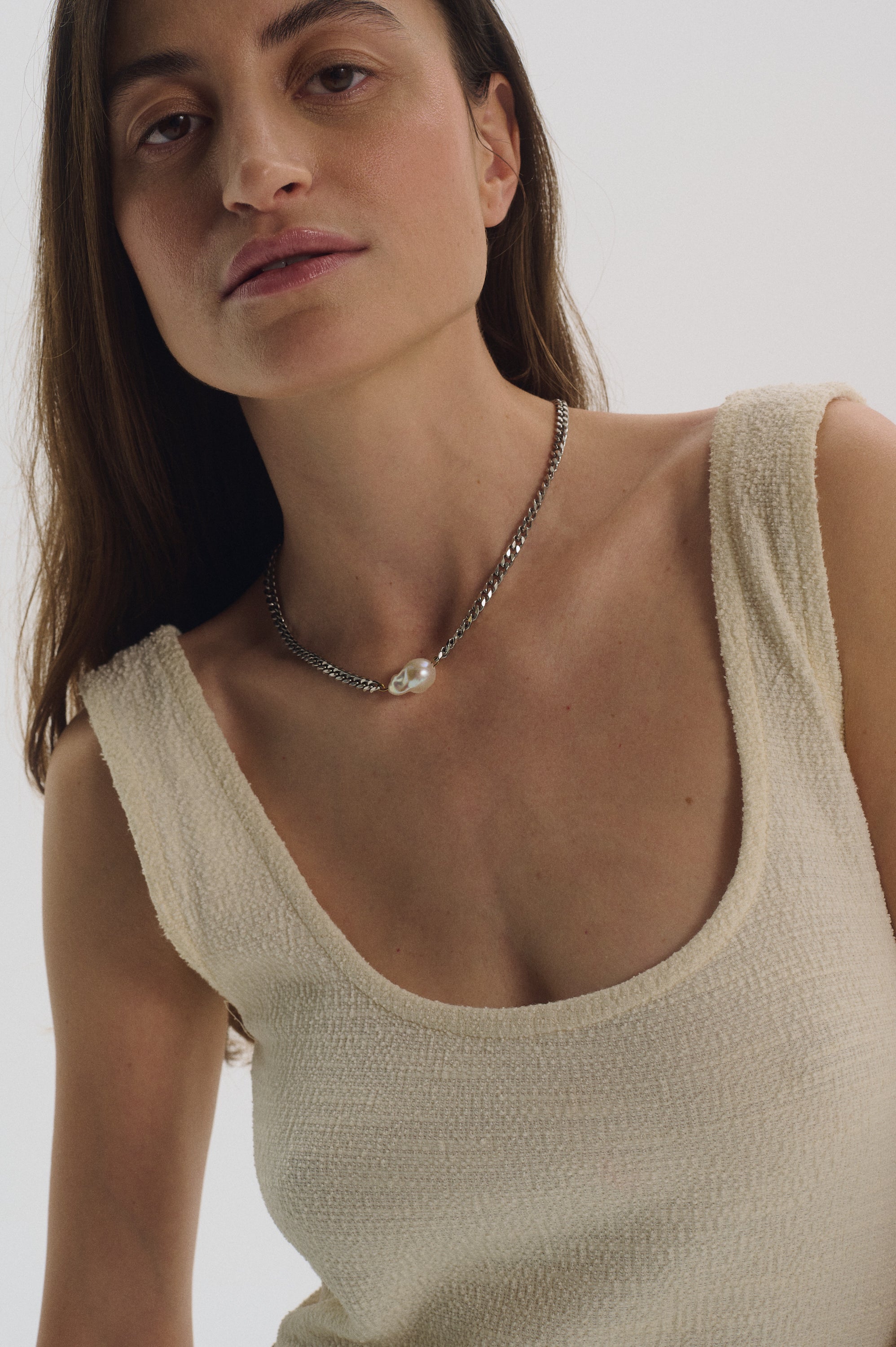 Bold chain necklace with baroque pearl pendant – UGNÈS STORY