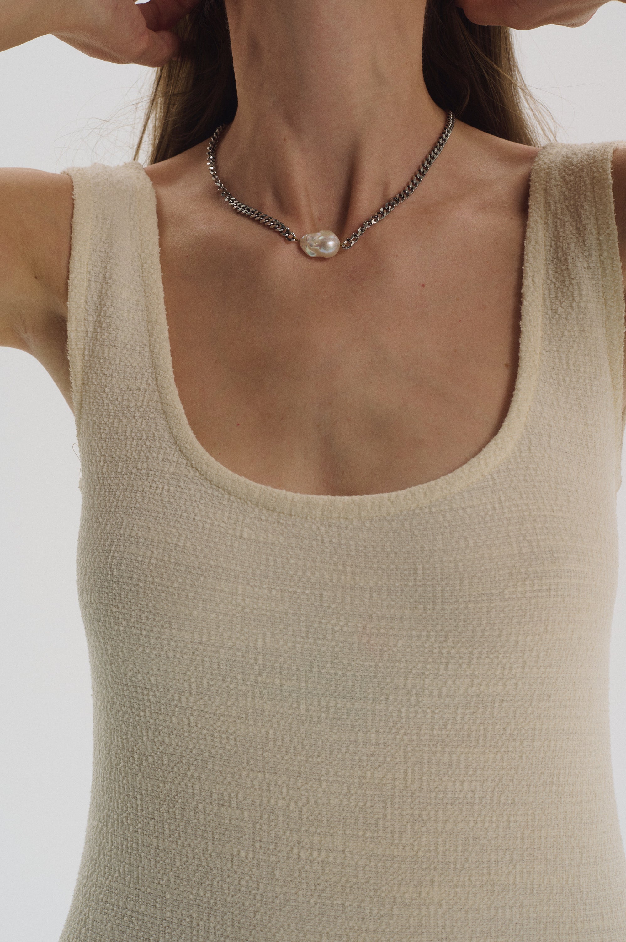 Fitted bold chain with baroque pearl pendant necklace – UGNÈS STORY