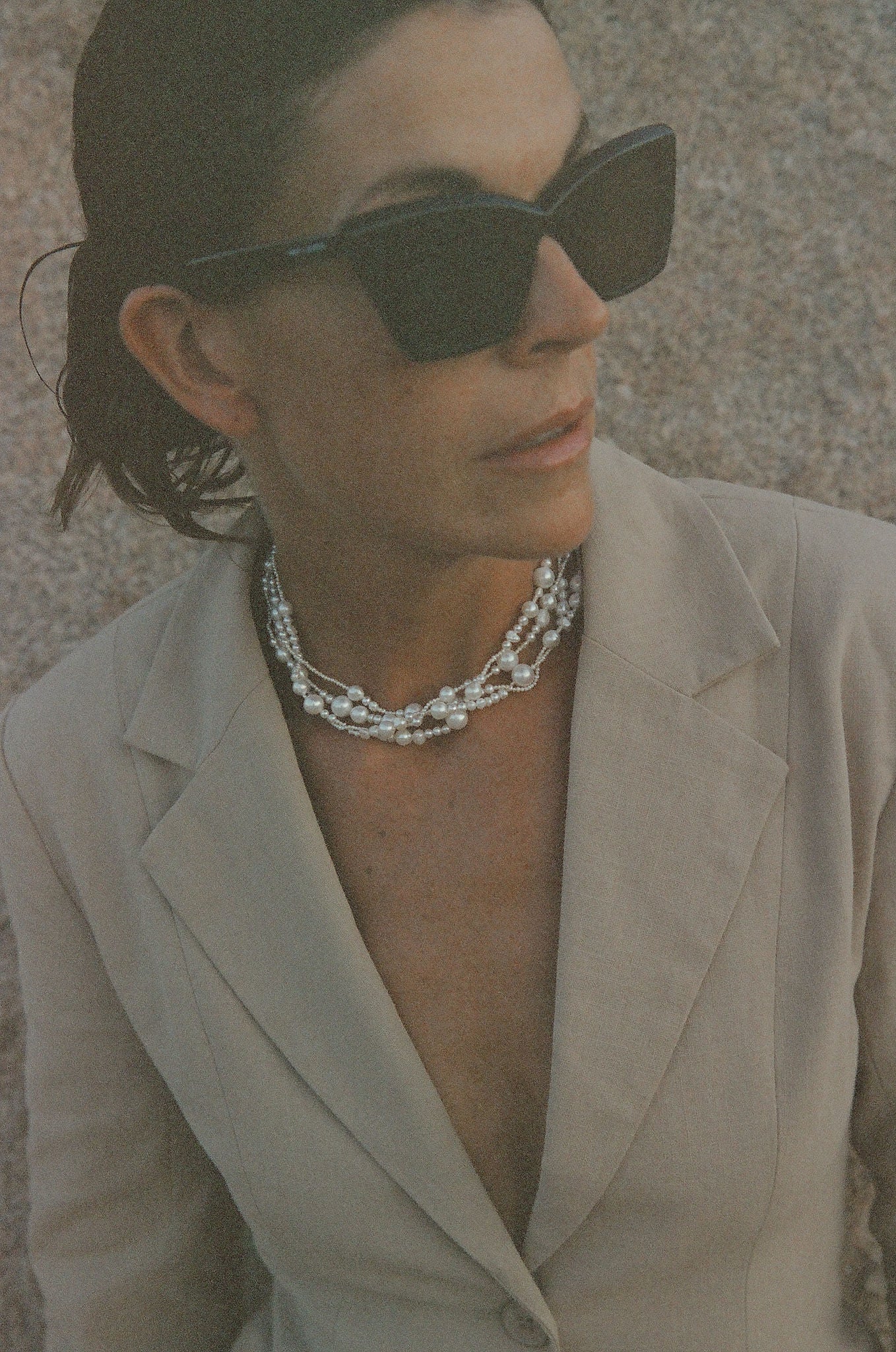 model wearing chunky pearl choker with sunglasses