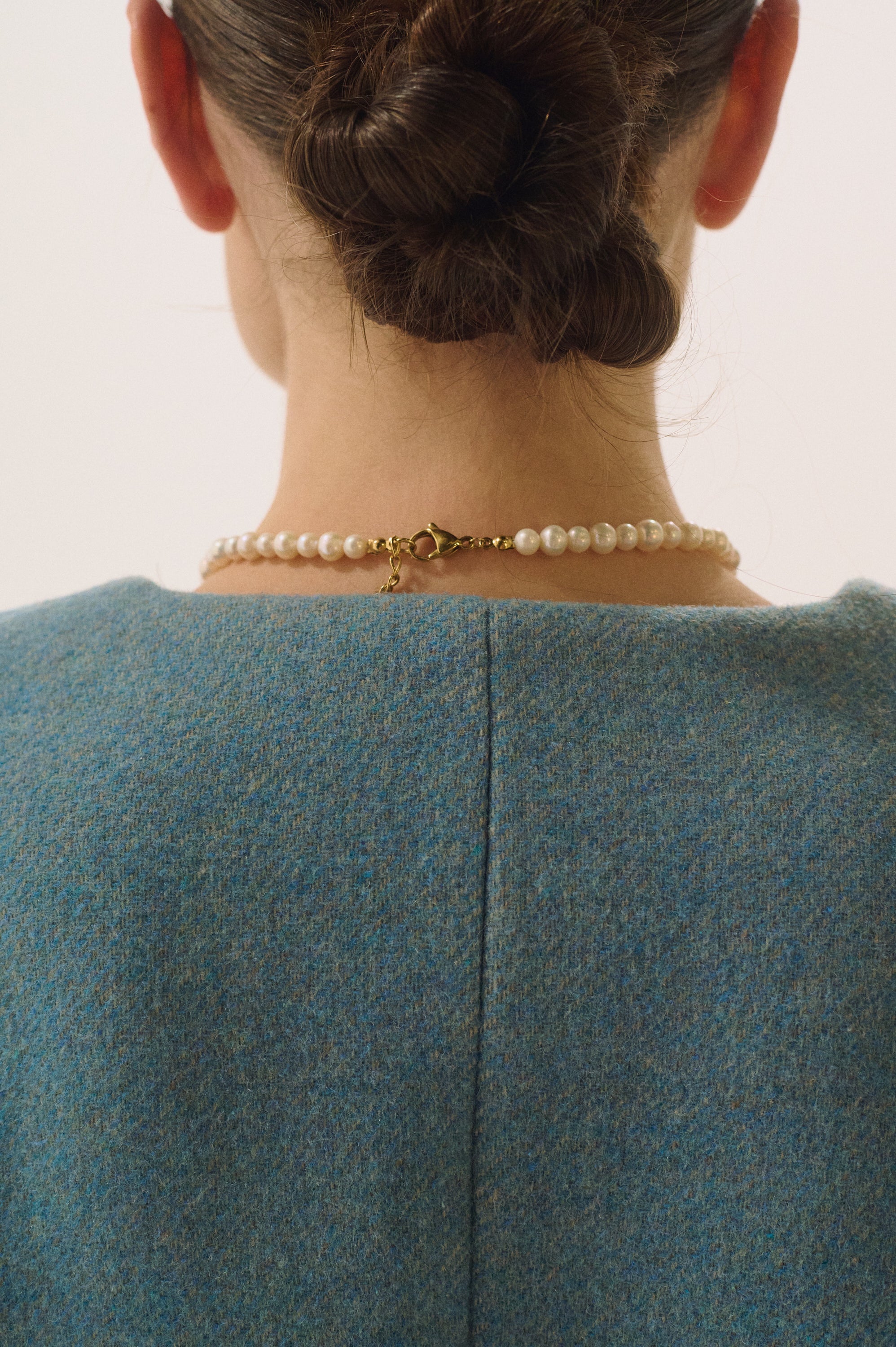 Back view of classic pearl necklace with gold clasp – UGNÈS STORY