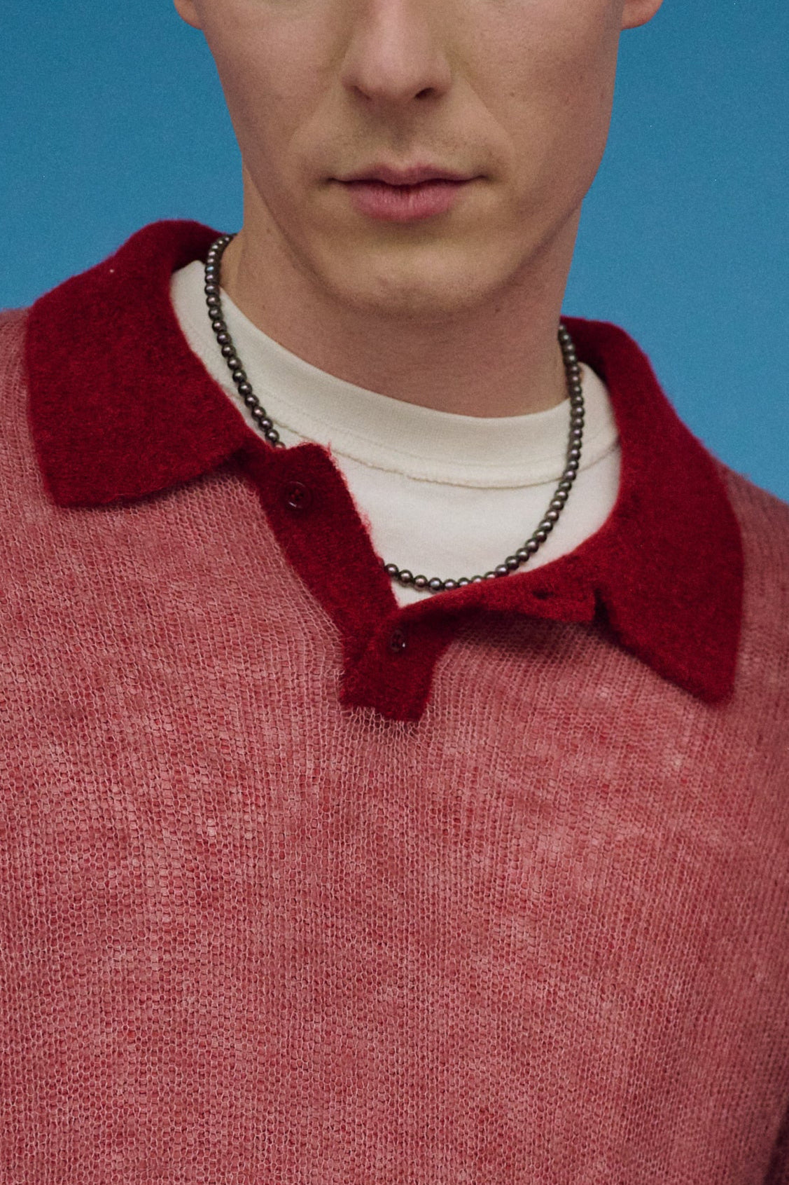 Man wearing dark freshwater pearl necklace for men.