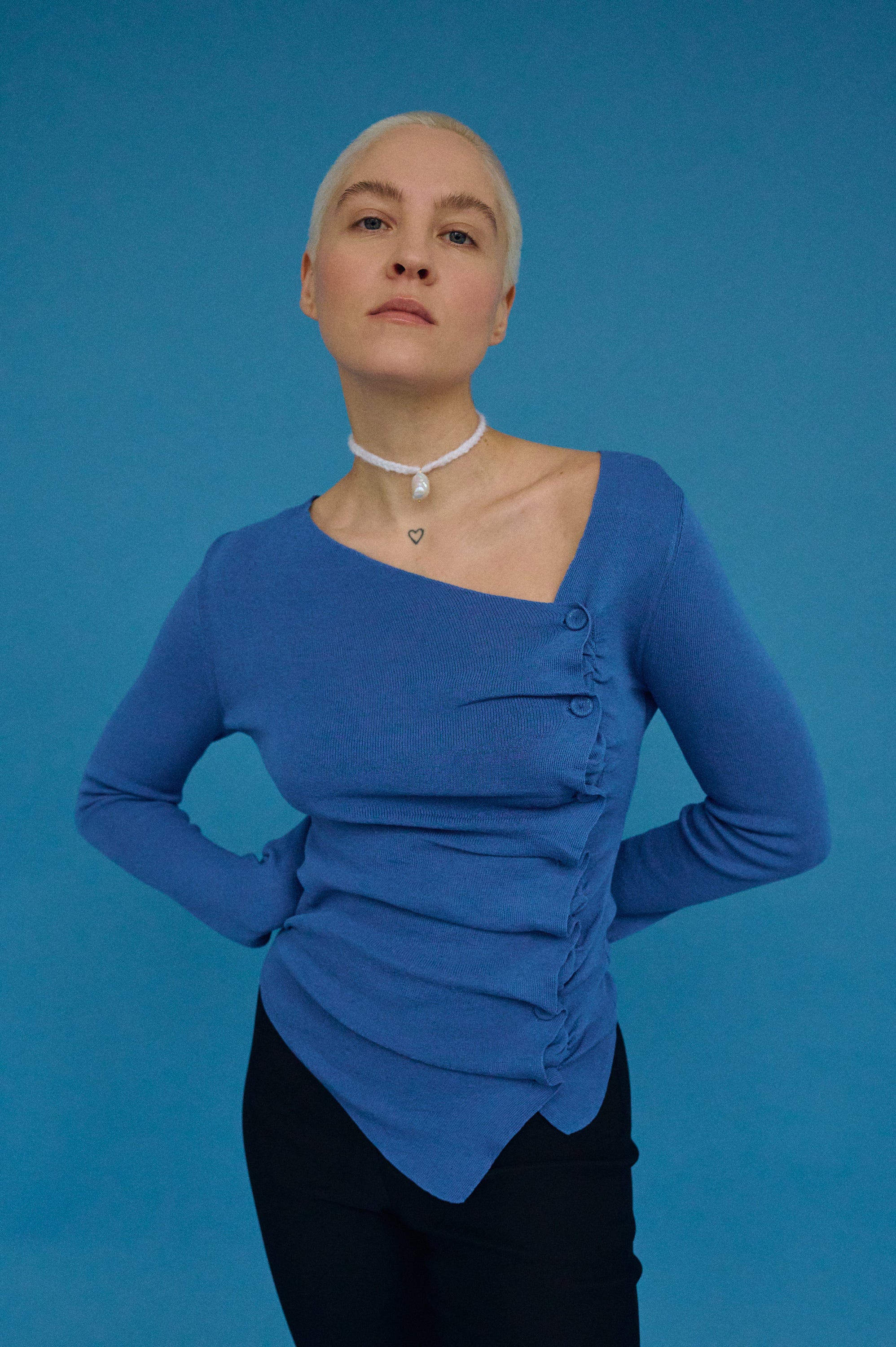 Minimalist mohair choker necklace featuring natural baroque pearl for women.