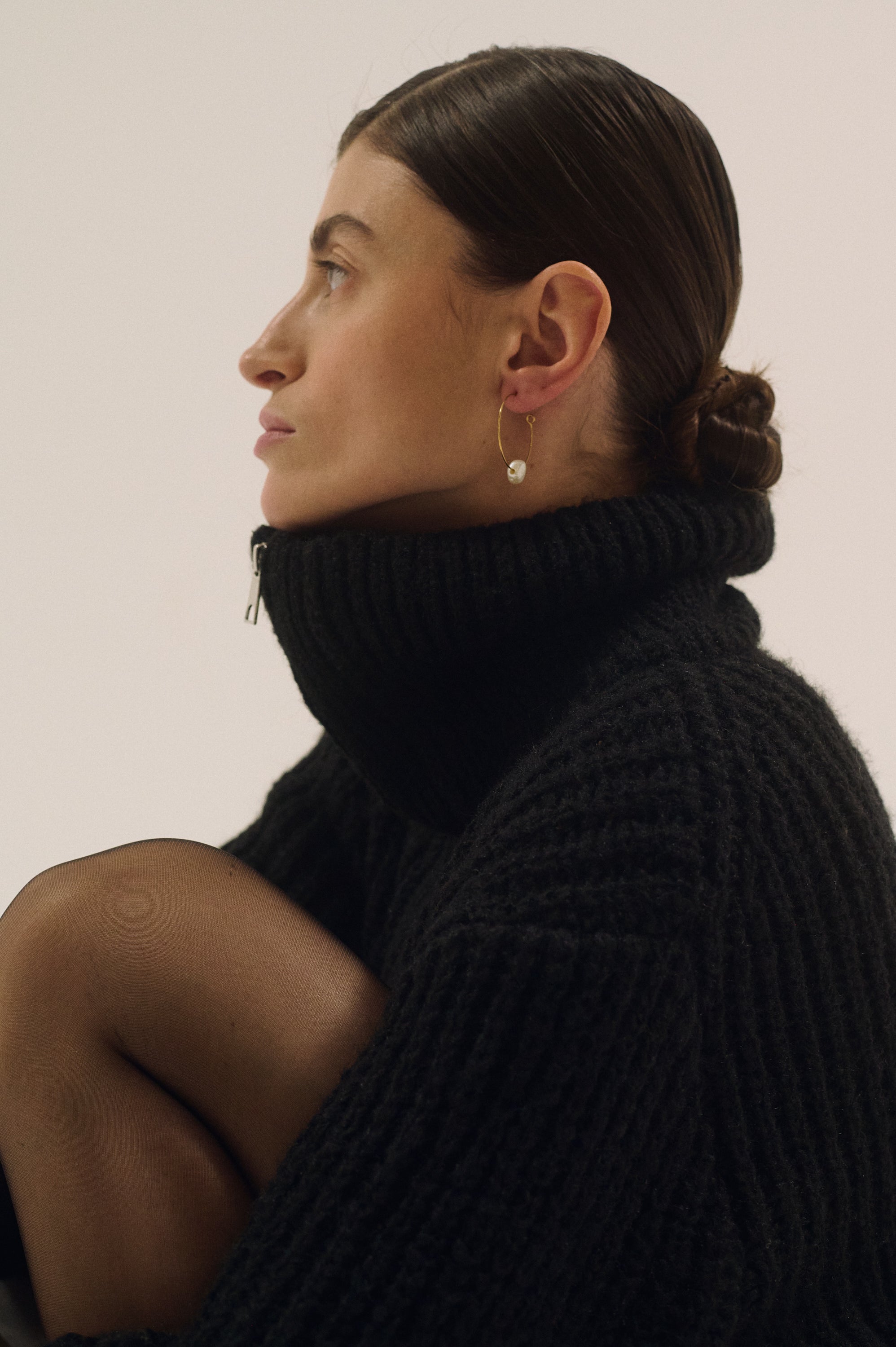 Minimalist hoop earrings with pearls for women