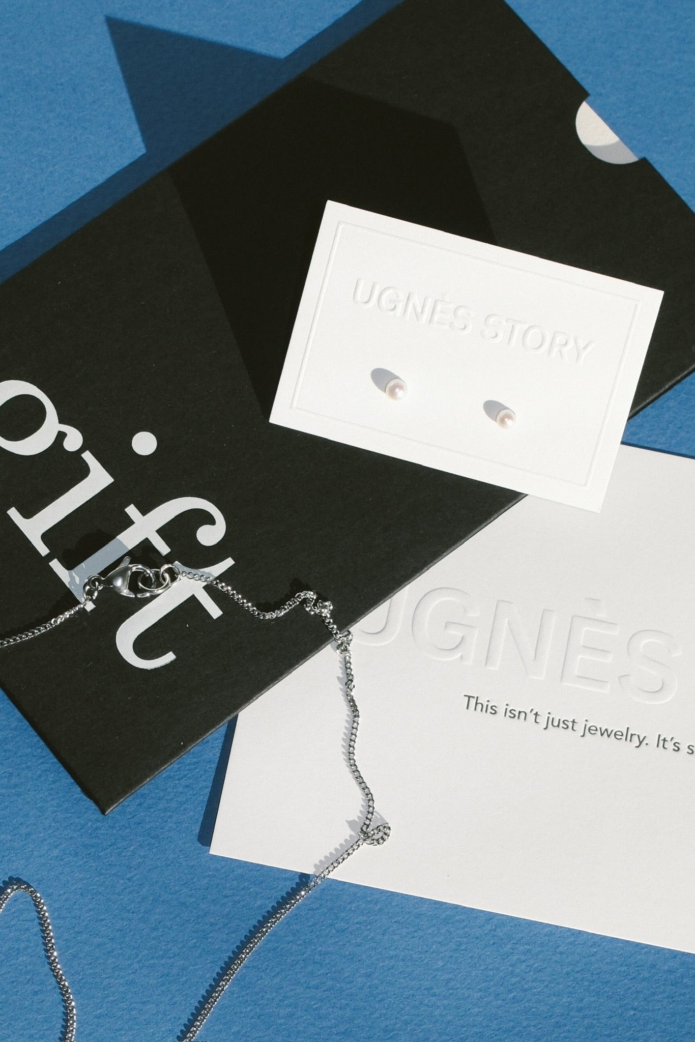 MINIMAL PEARL STUD EARRINGS