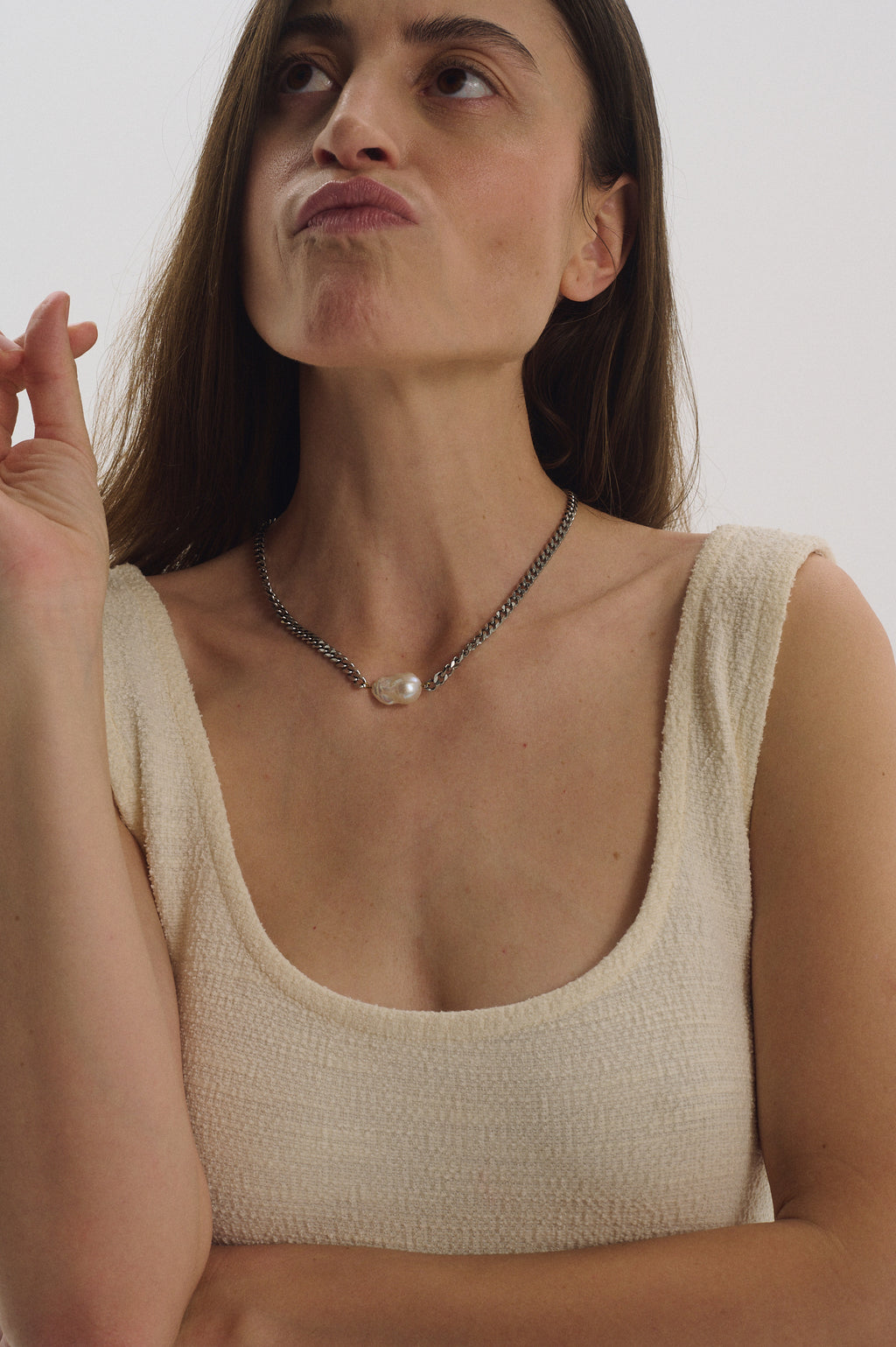 Bold silver chain with baroque pearl pendant – UGNÈS STORY
