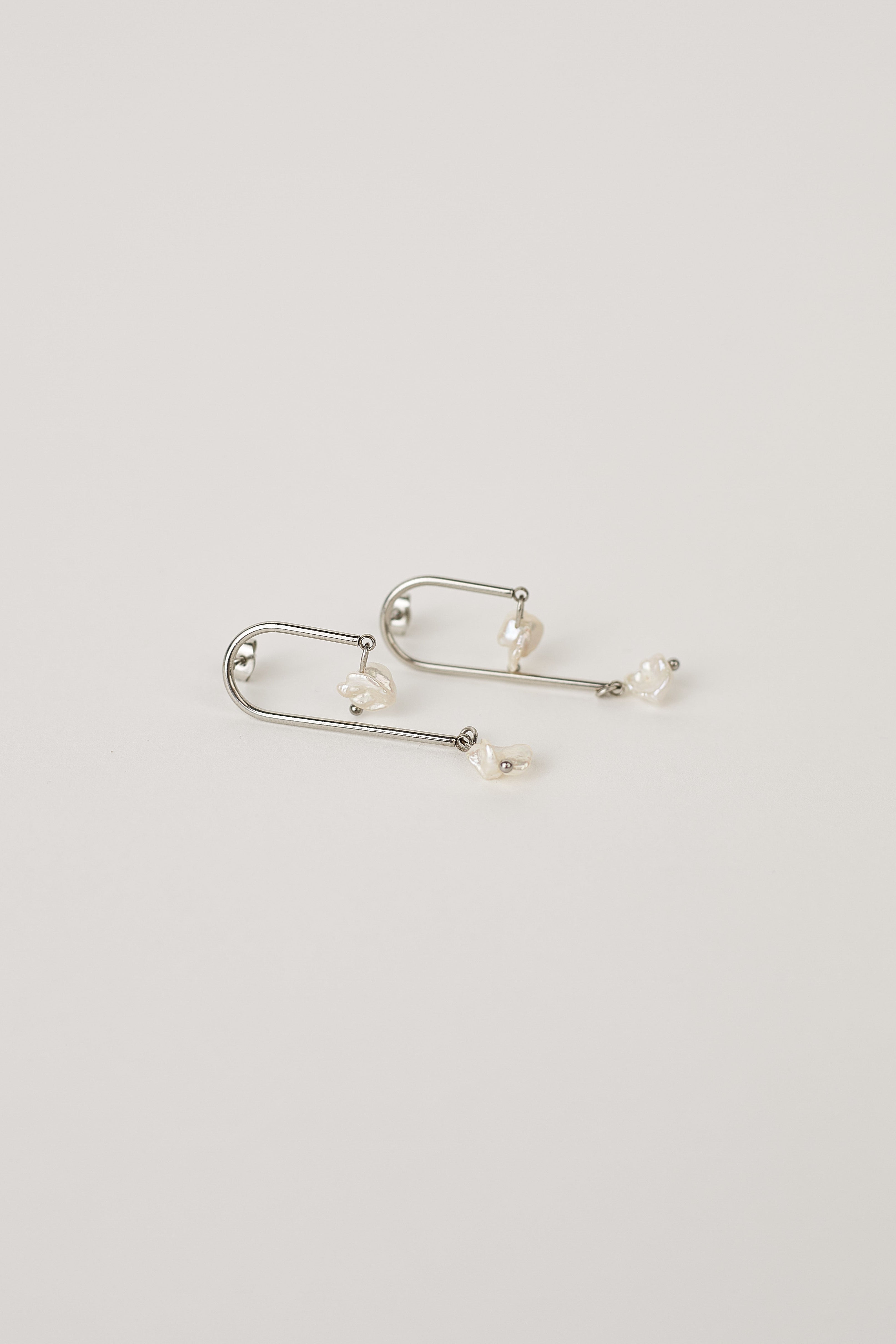 Minimalist silver dangling pearl earrings with Keshi pearls
