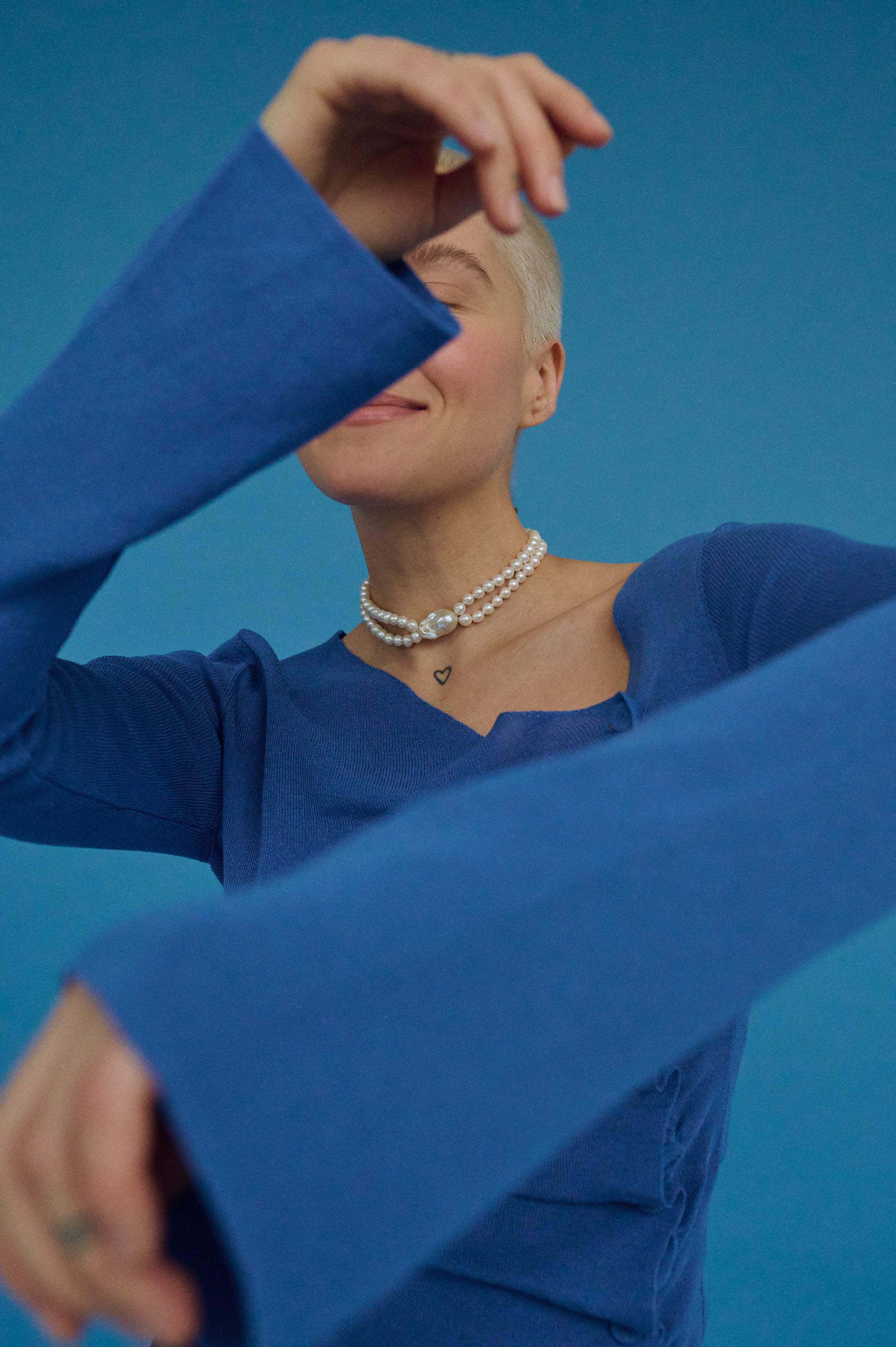 Double pearl choker necklace with baroque pearl pendant close-up