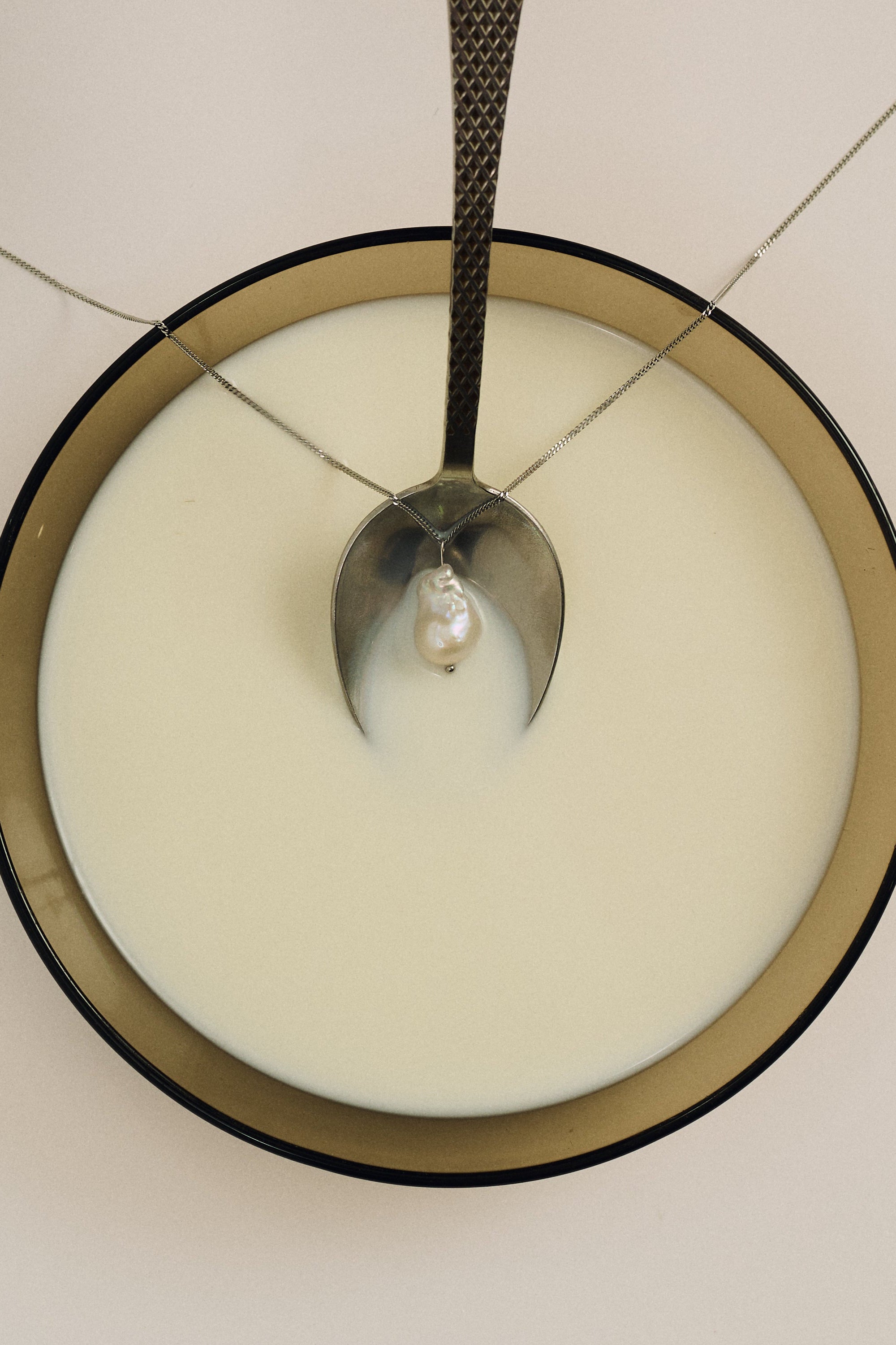 FINE LONG CHAIN WITH BAROQUE PEARL PENDANT