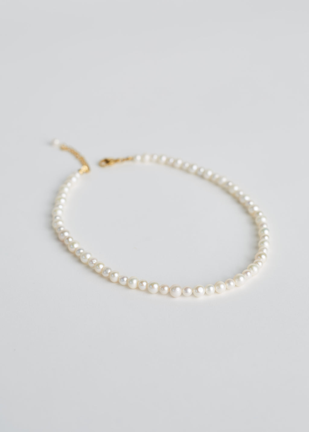 lassic round pearls necklace for women – product photo UGNÈS STORY