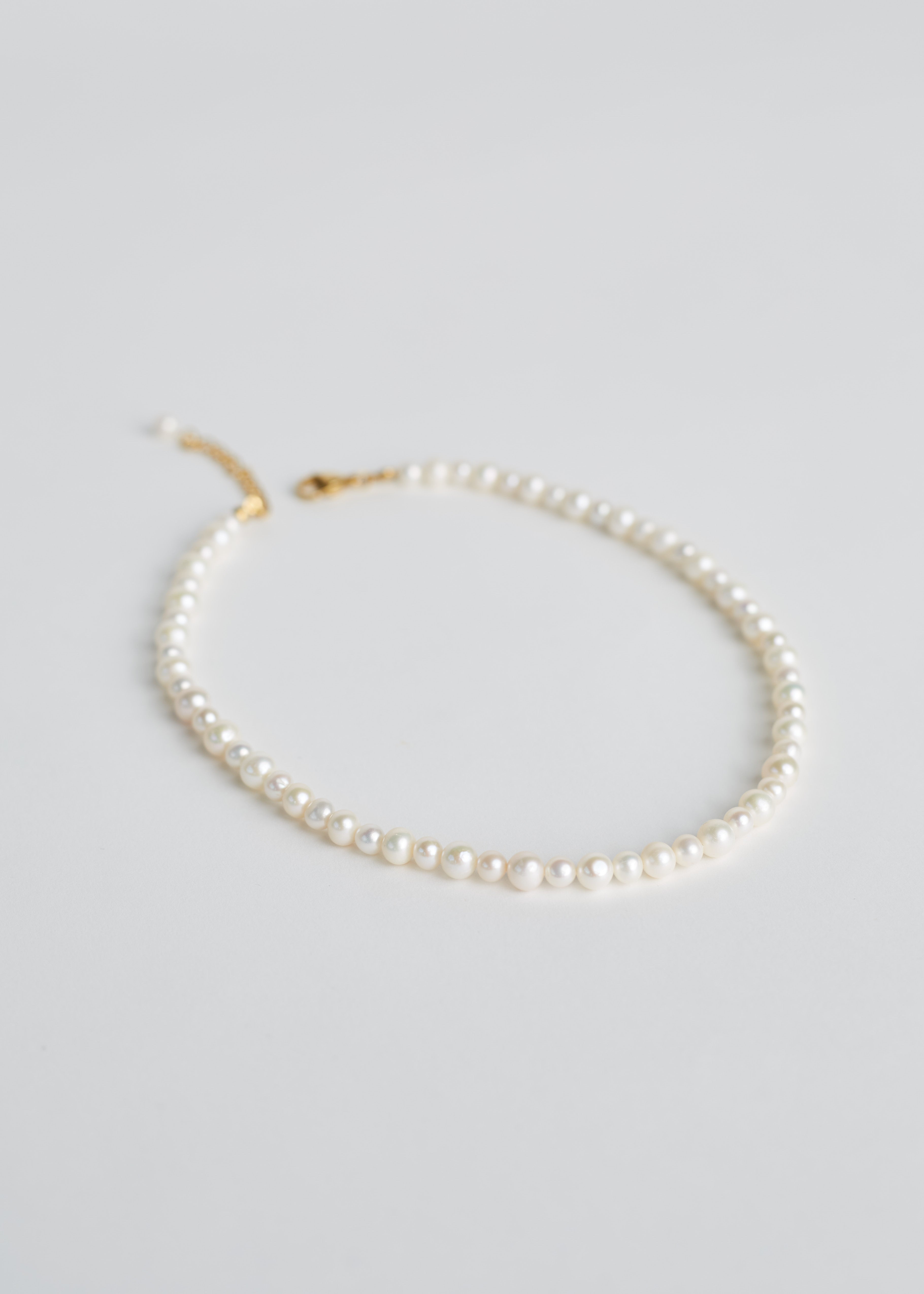 lassic round pearls necklace for women – product photo UGNÈS STORY