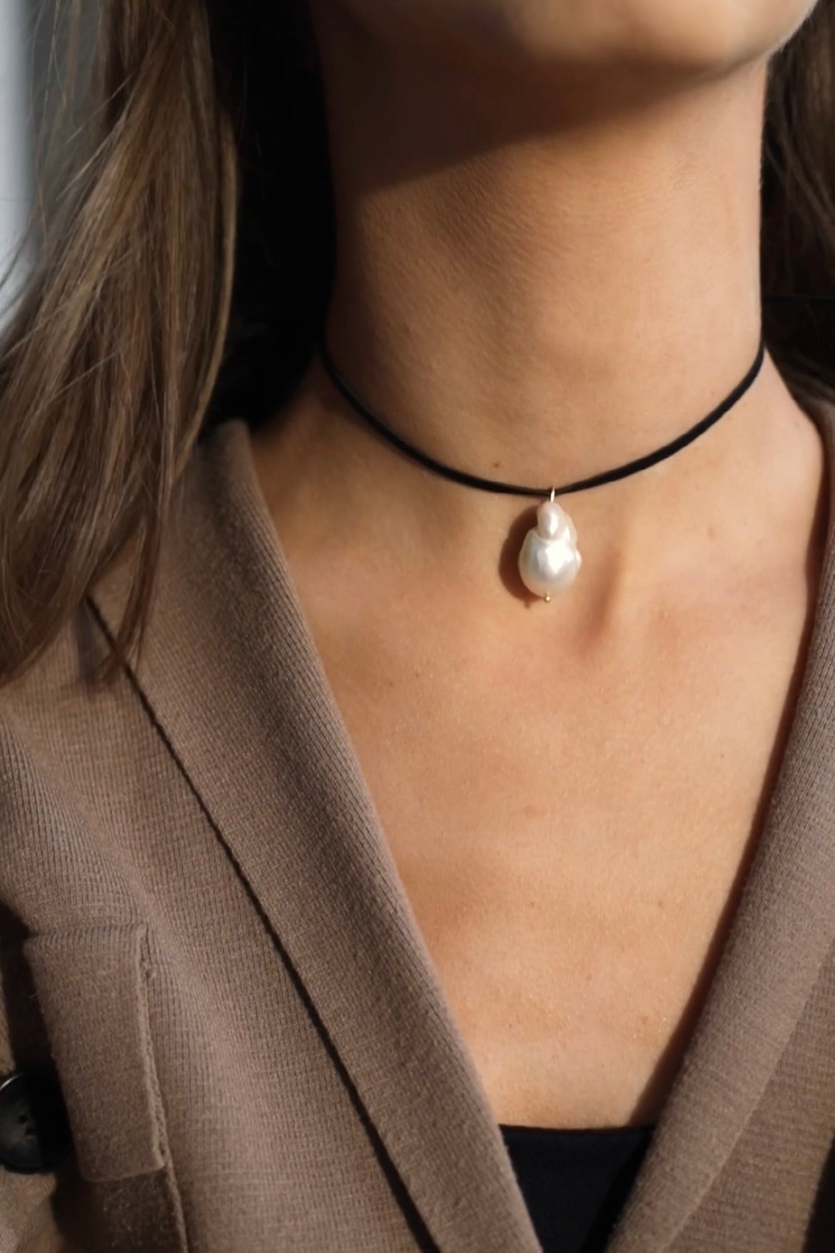 BLACK CORD WITH BAROQUE PEARL
