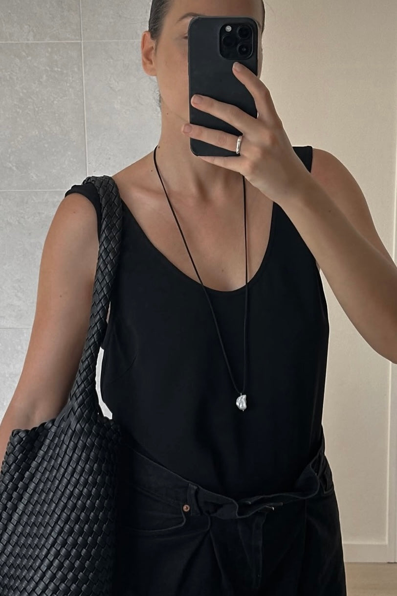 BLACK CORD WITH BAROQUE PEARL