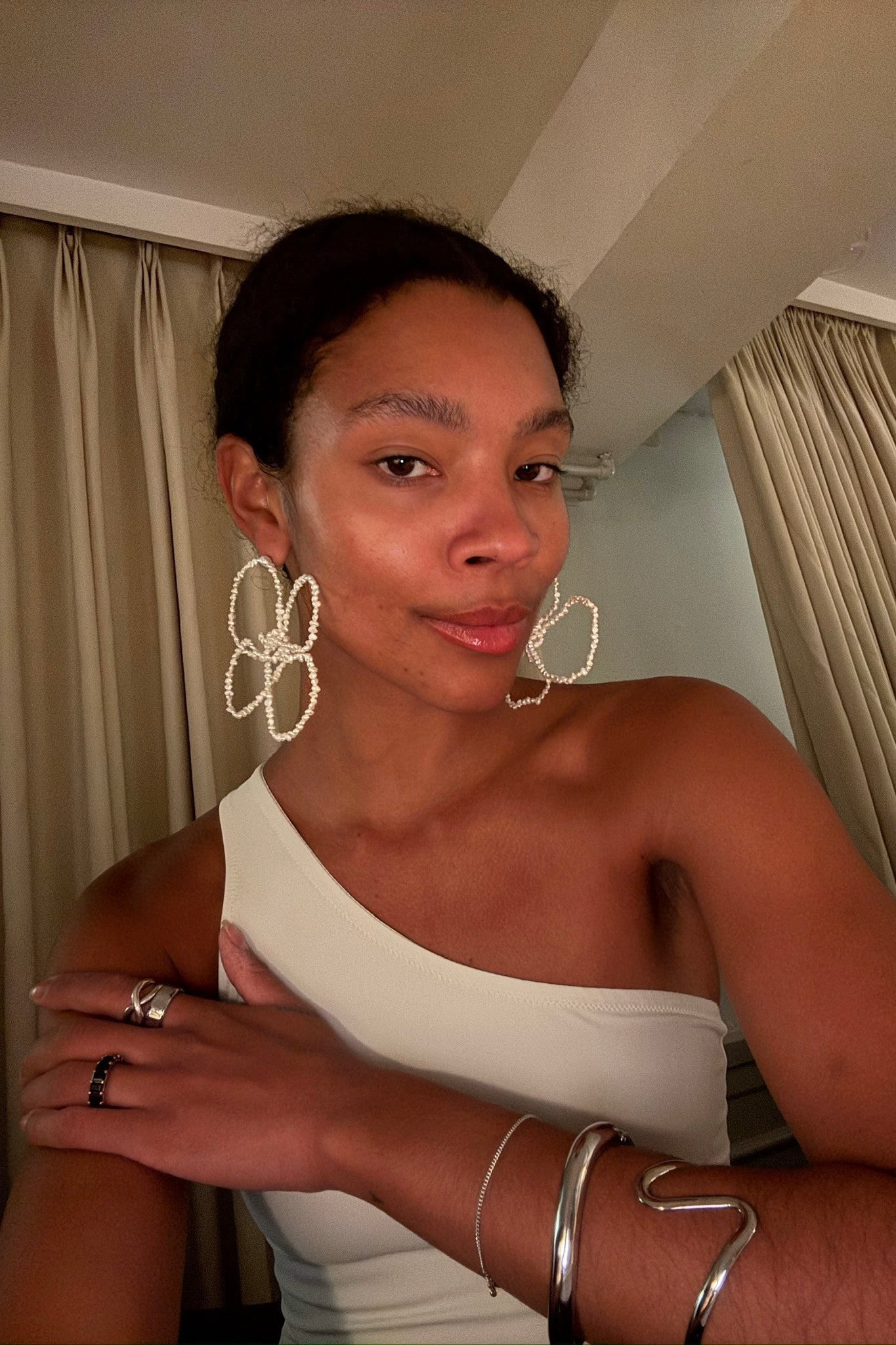 OVERSIZED FLOWER PEARL EARRINGS