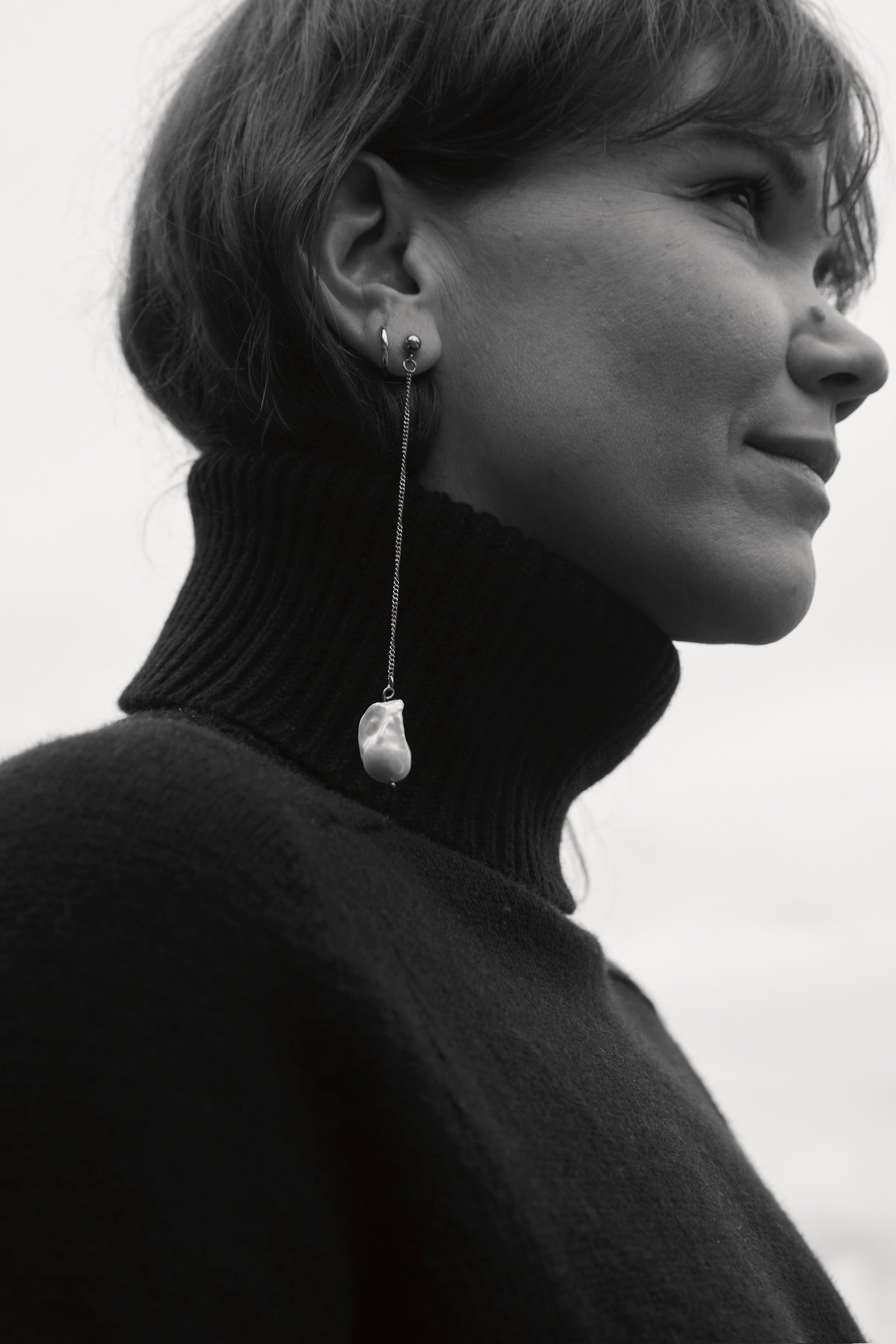 ASYMMETRICAL PEARL EARRINGS