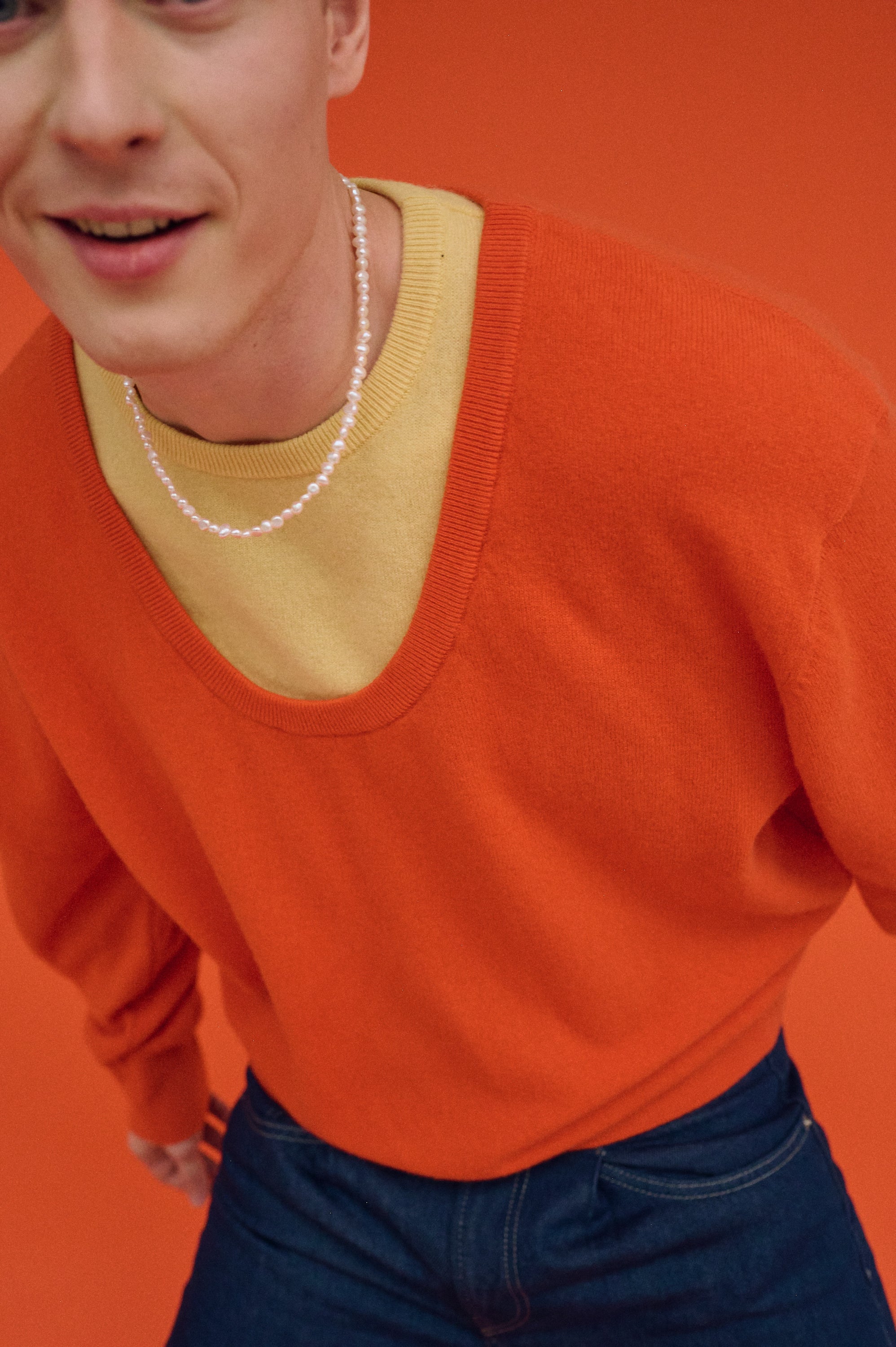 Man wearing handmade river pearls necklace – men’s freshwater pearl jewelry