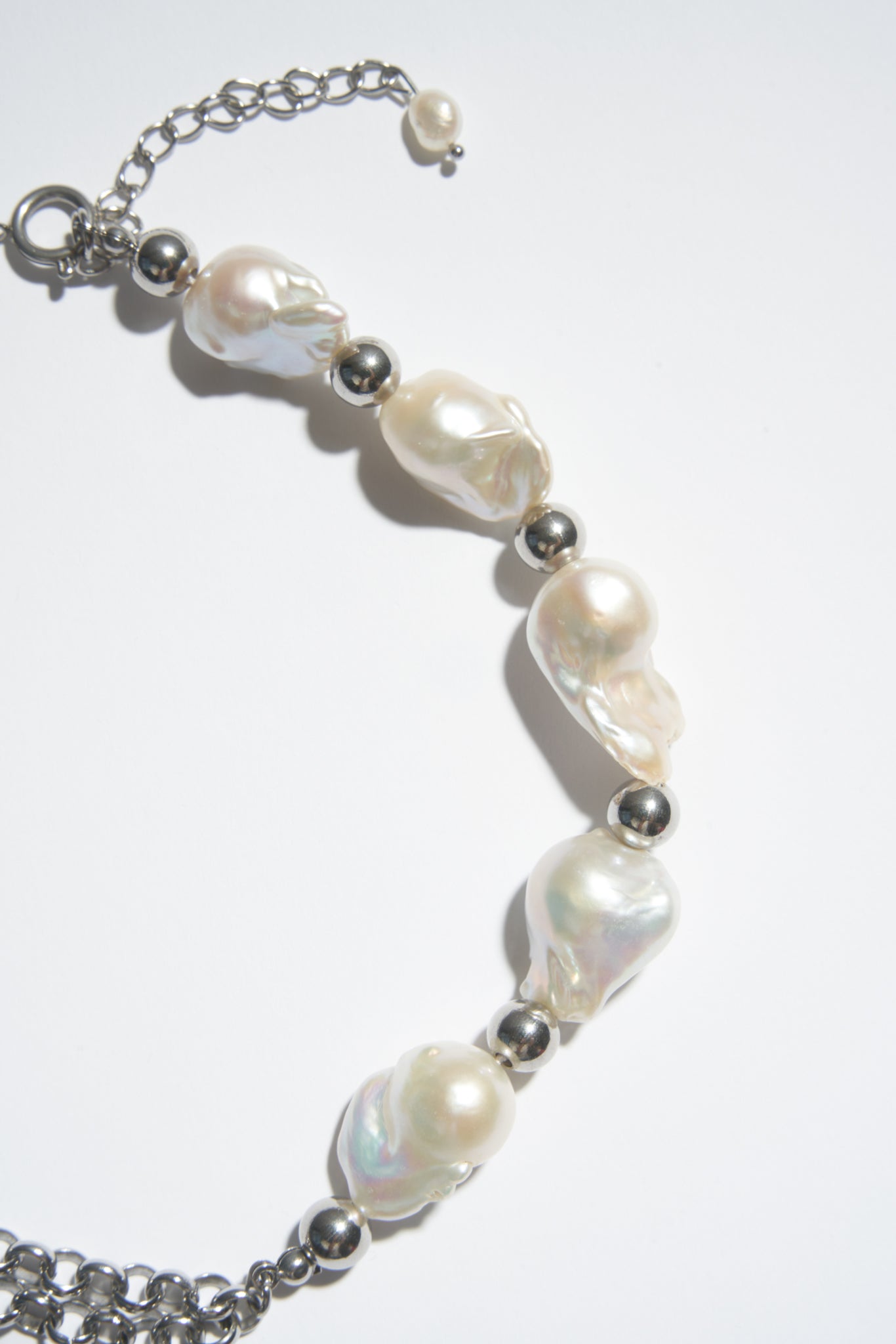 BAROQUE PEARL AND CHAIN NECKLACE