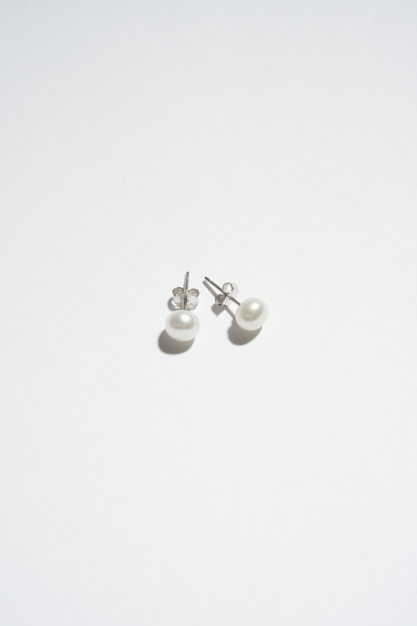 BUTTON PEARL STUD EARRINGS
