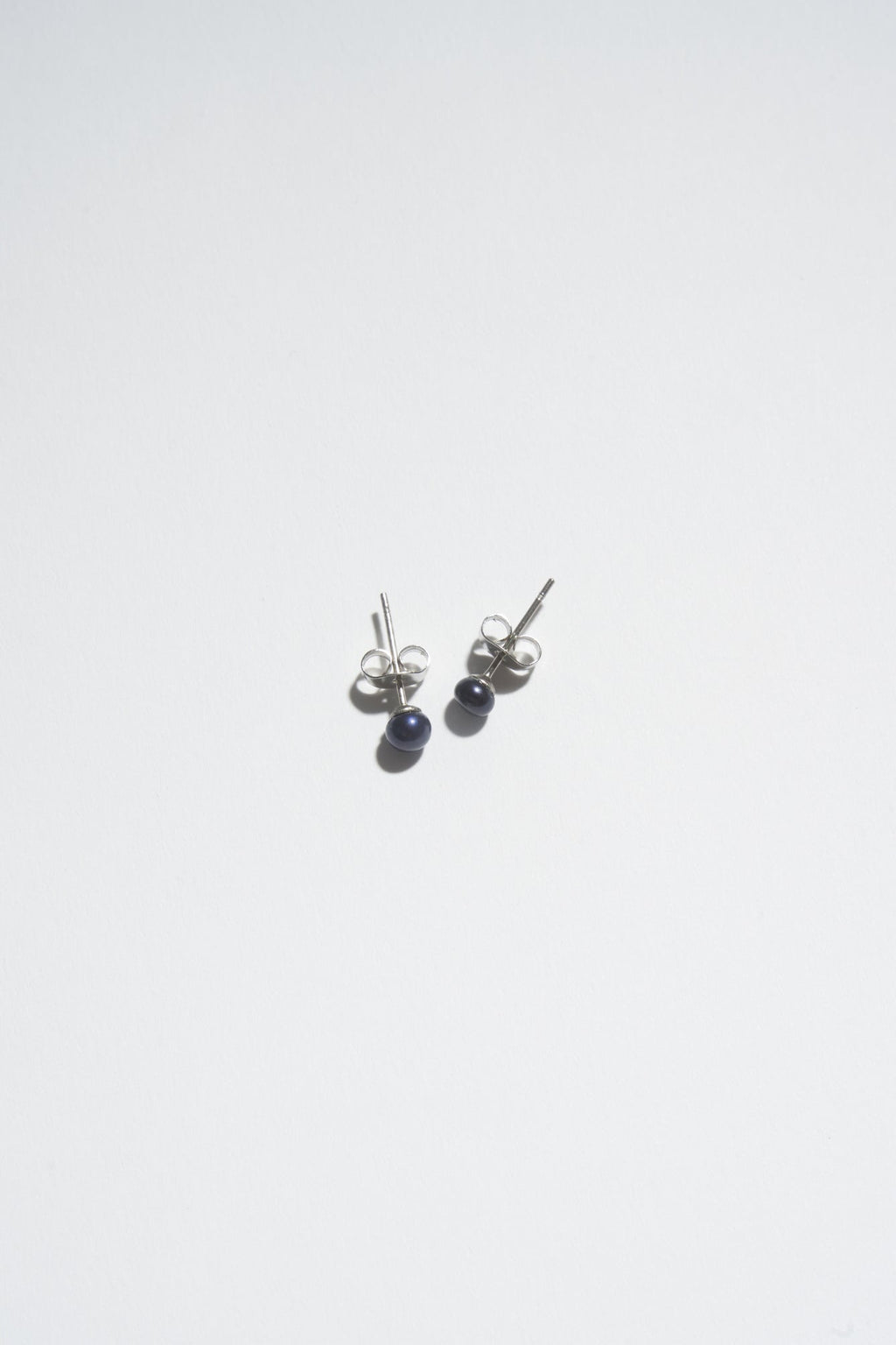 DARK NAVY PEARL STUD EARRINGS