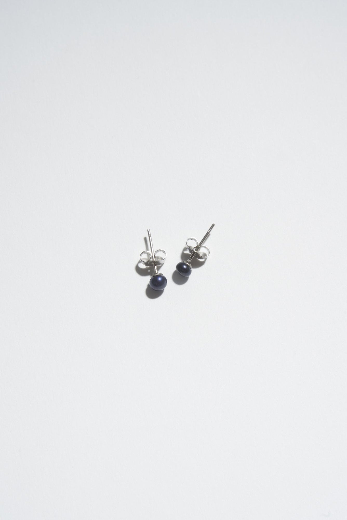 DARK NAVY PEARL STUD EARRINGS