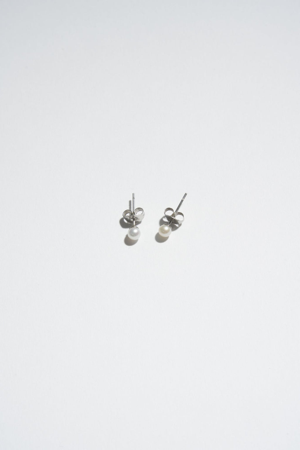 MINIMAL PEARL STUD EARRINGS