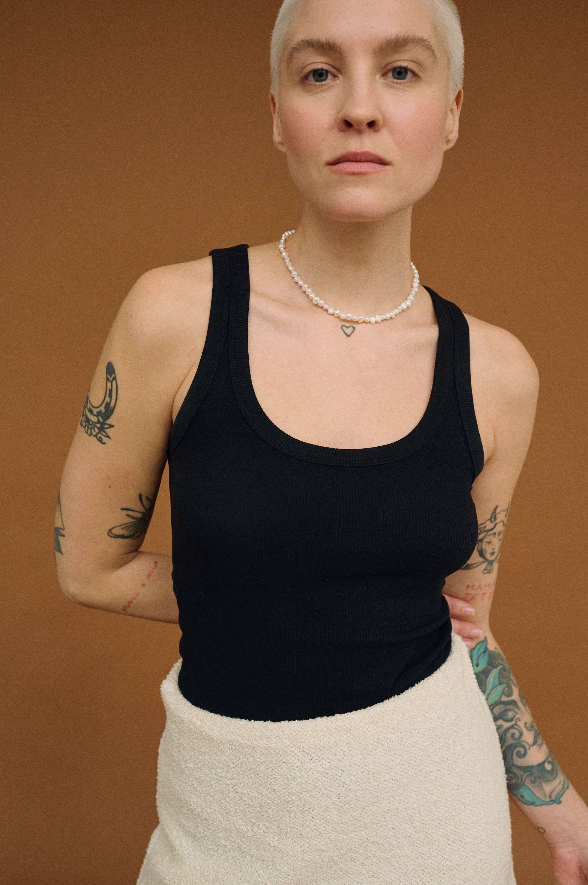 Woman wearing white freshwater pearl necklace choker with black top