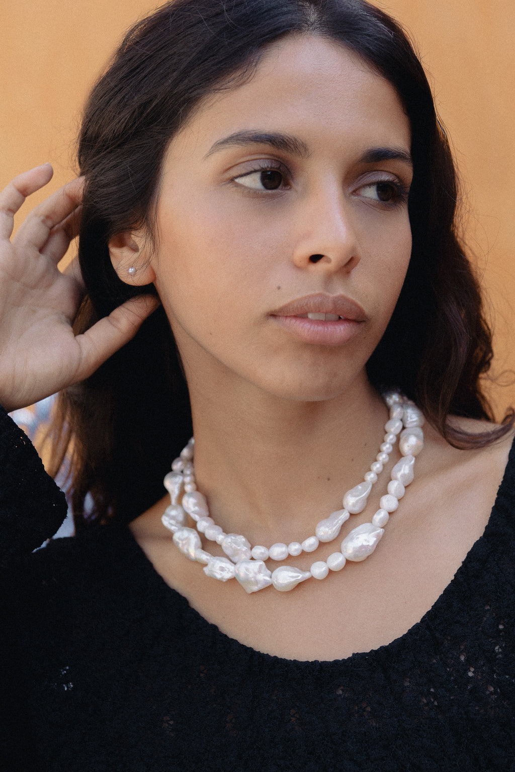 MINIMAL PEARL STUD EARRINGS