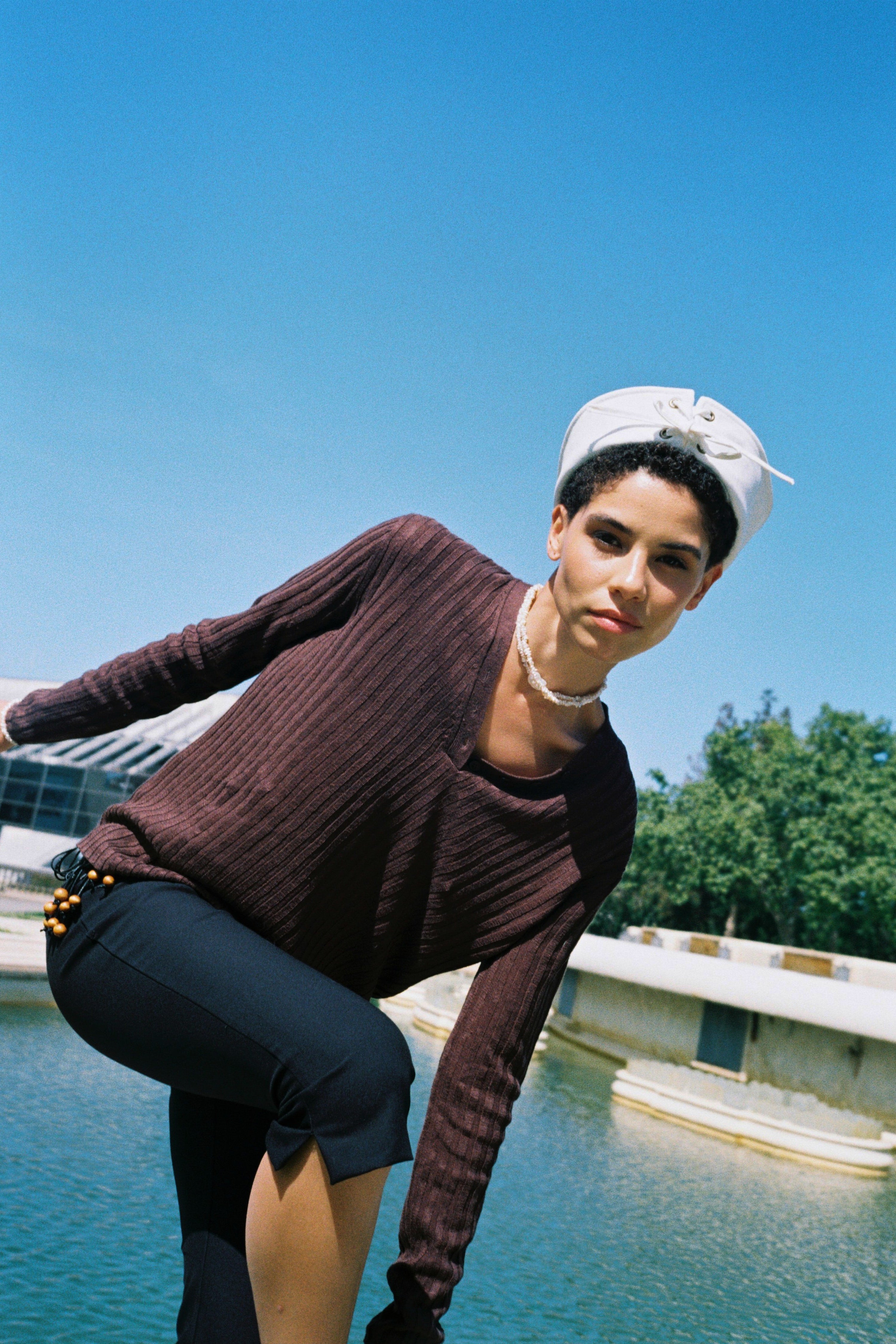 Model wearing a baroque keshi pearl necklace with white keshi pearls and a central baroque pearl.